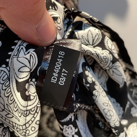 Ladies B&W Floral/Paisley Print Express SS Blouse | Size XS - Picture 5 of 7
